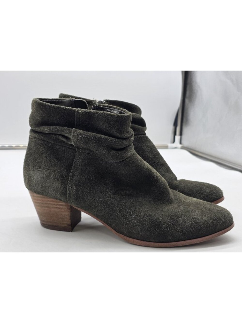 Violet & Red Boots Womens Size 8.5 Green Carolina Suede Ankle Booties Low Heel